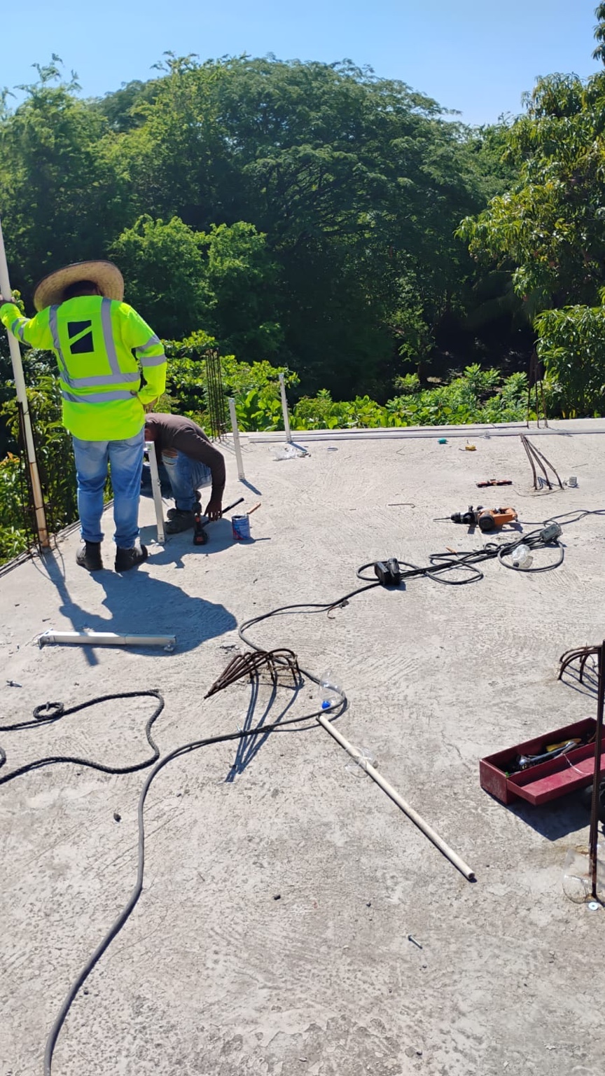 Personal preparando una estructura para paneles solares